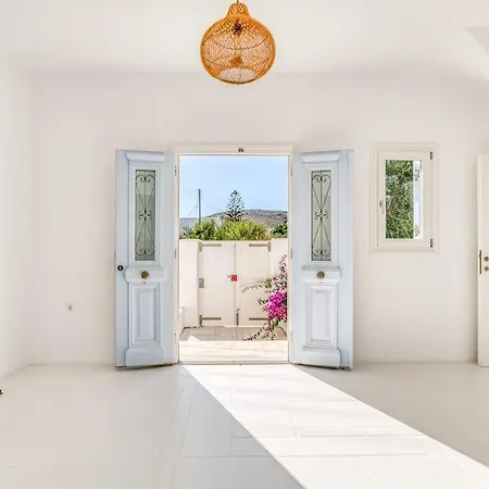Villa Zeos - Cycladic House Close To The *