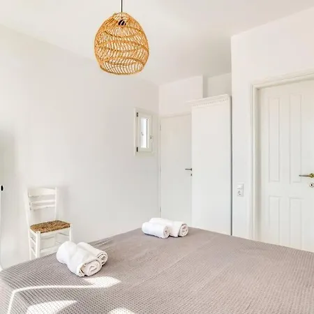 Zeos - Cycladic House Close To The Villa Ambelas