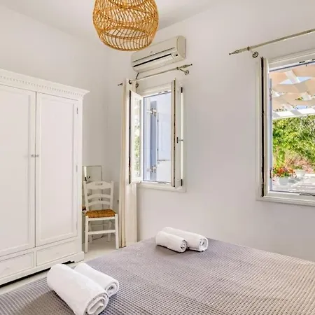 Zeos - Cycladic House Close To The Villa Ambelas