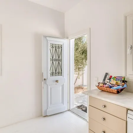 Zeos - Cycladic House Close To The Ambelas