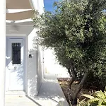 Villa Zeos - Cycladic House Close To The *