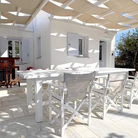 Villa Zeos - Cycladic House Close To The Ampelas