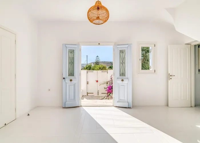 Villa Zeos - Cycladic House Close To The *