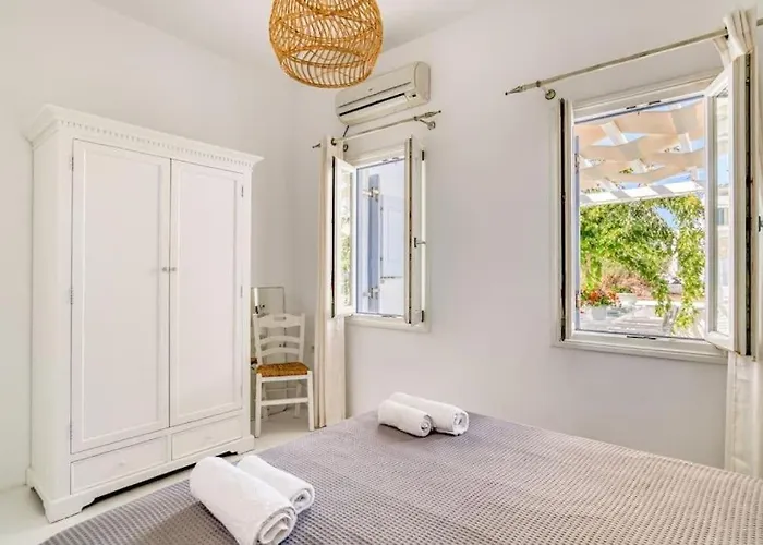 Zeos - Cycladic House Close To The Villa Ambelas