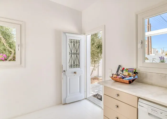 Zeos - Cycladic House Close To The Ambelas